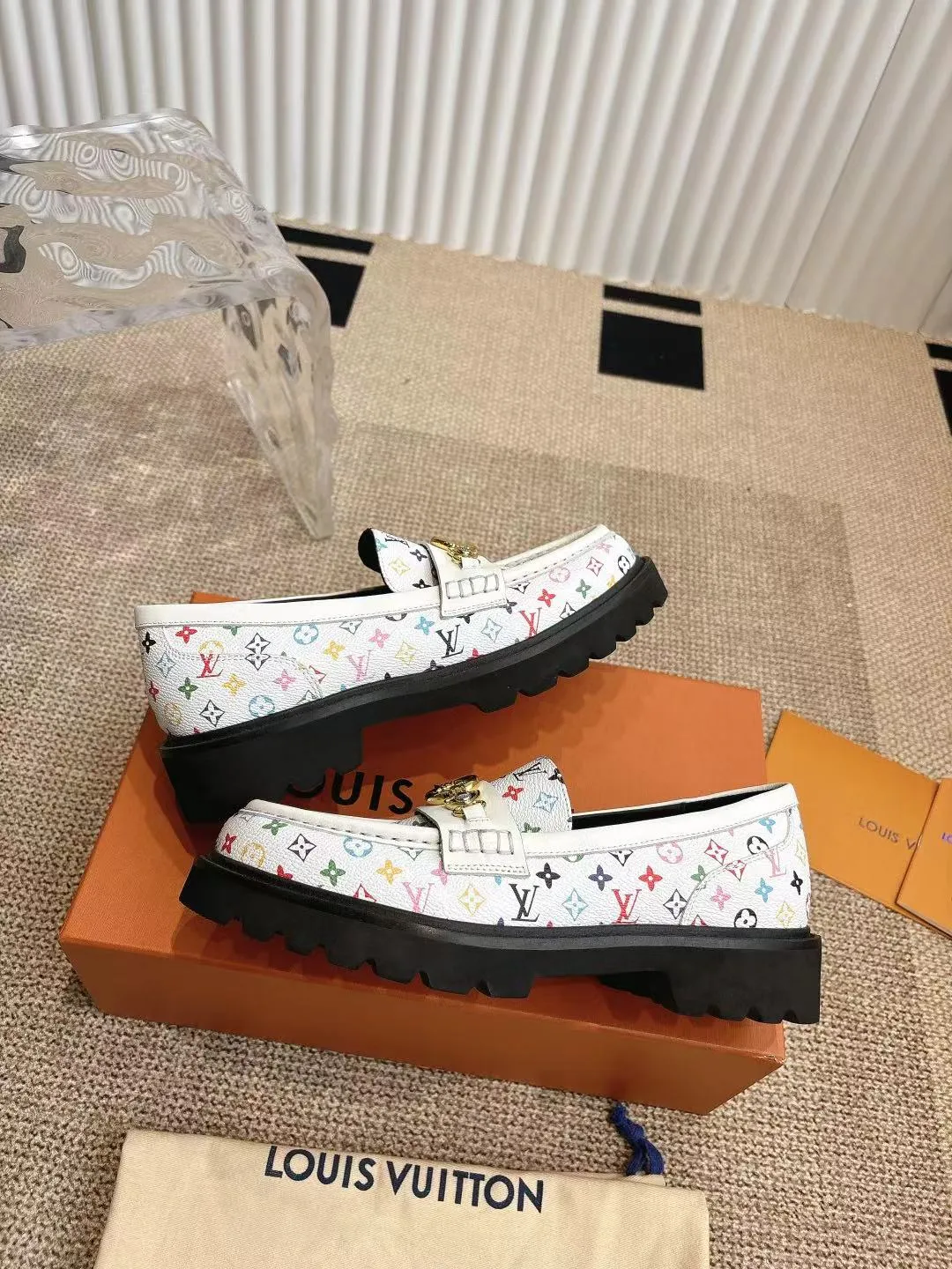 👟👟Ex-factory price 720👟👟 Loaf | ²⁰²5 𝐬𝐬 🤍🤎 LV Louis Vuitton counter’s latest 🆕presbyopia cowhide thick-soled loafer series! New for purchasing agents 🆕 This platform thick-soled series is very popular this year. It has a height-increasing effect and is a fashion leader. It is absolutely yyds! Fabric: Imported open-edge beaded cowhide, cowhide lining. Thick-soled platform shoelaces with logo and non-slip soles. This shoe is very comfortable on the feet and feels great. Original one-to-one molded outsole. Heel height 5cm. Size: 35-41 40 41 Customized ⚠ Comes with counter packaging